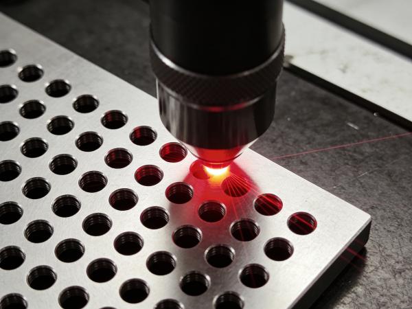 重塑行業(yè)標準：紅外飛秒激光切割機在鈦合金盲孔加工中的應用-超越激光